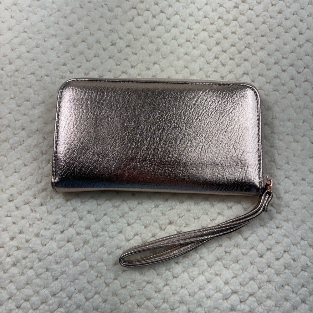 Adrienne Vittadini Rose Gold Metallic Leather Zip Up Charging Wallet Wristlet - Picture 4 of 8